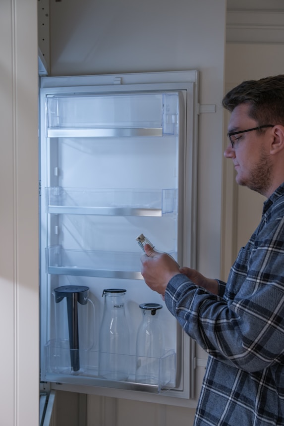 repairman-checking-fridge
